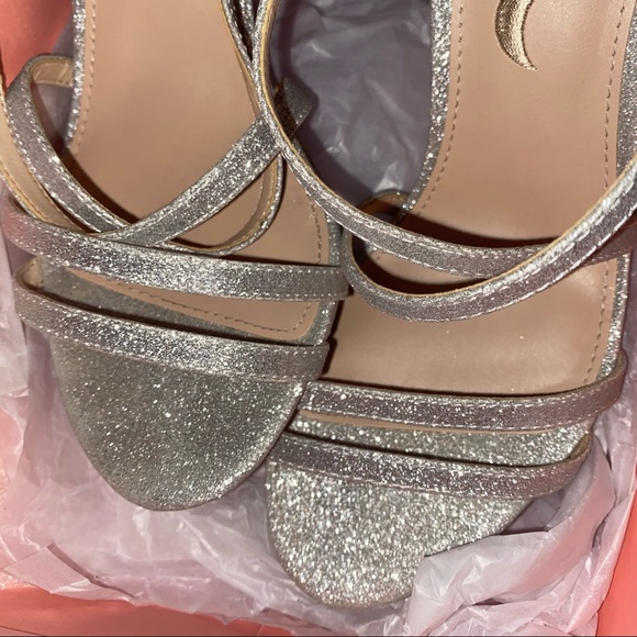 Silver Heels - Picture 2 of 8